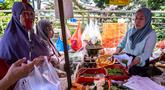Seorang pedagang menyiapkan pesanan pelanggan di sebuah kios di pasar tradisional di Jakarta pada Rabu 3 Juni 2026. (BAY ISMOYO/AFP)