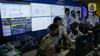 Petugas memperhatikan cctv jalur mudik melalui layar command centre sebagai pusat informasi mudik 2022 di Gedung Kementerian Perhubungan, Jakarta, Senin (25/5/2022). Command centre ini, berbagai instansi terkait yang bertanggung jawab terhadap pelaksanaan mudik. (Liputan6.com/Faizal Fanani)