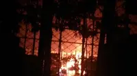 Kebakaran yang terjadi pada gardu induk PLN Sunyaragi menyebabkan wilayah Cirebon sekitarnya mengalami defisit listrik 20-30 MW. (Liputan6.com/Panji Prayitno)
