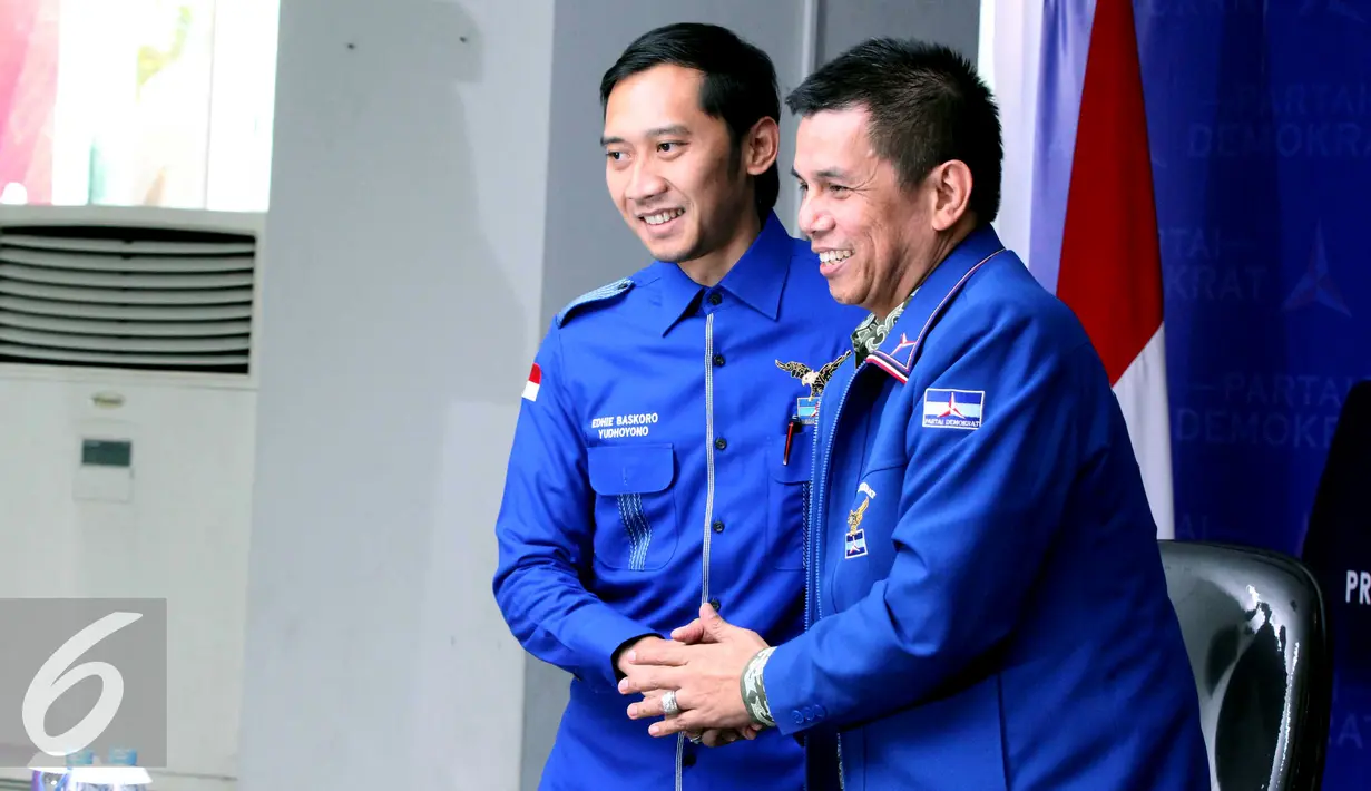 Edhie Baskoro berjabat tangan dengan Hinca Panjaitan saat Partai Demokrat konferensi pers terkait bencana asap, Jakarta, Minggu (6/9/2015). (Liputan6.com/Helmi Afandi)