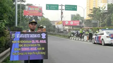 Hari kedua ujicoba pembatasan kendaraan pribadi dengan sistem ganjil genap nomor kendaraan tol Tangerang Jakarta dilakukan di pintu tol Tangerang dua dan Kunciran Dua, Kota Tangerang, Banten Selasa  pagi. Belum ada sanksi kepada pengendara. Kurangnya...