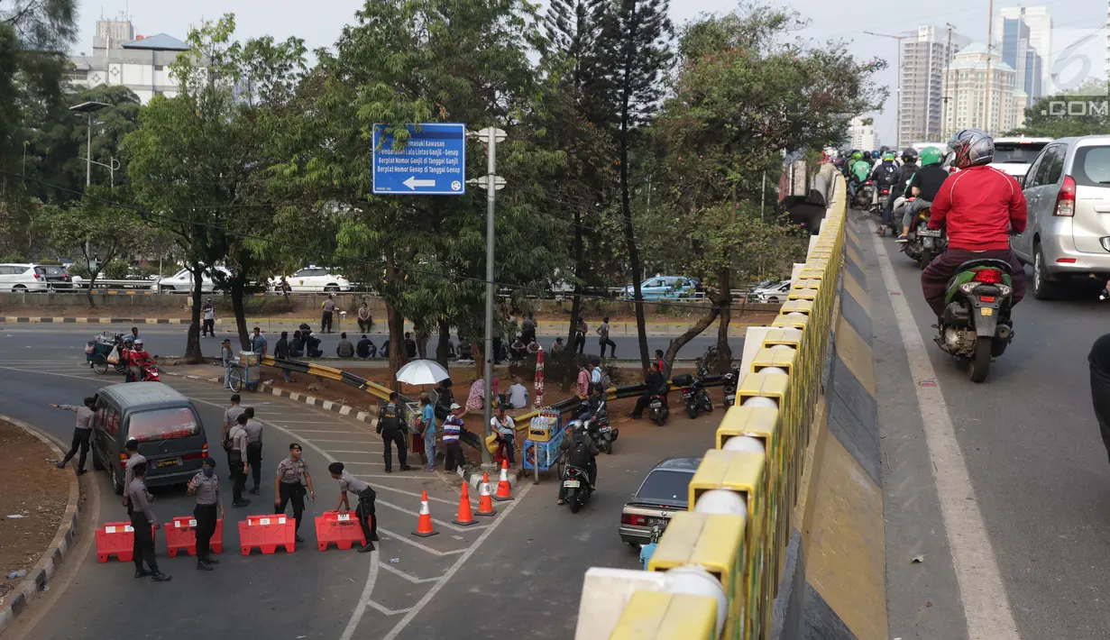 Polisi berjaga dan melakukan penutupan arus lalu lintas yang mengarah jalan Gatot Subroto depan Gedung MPR/DPR/DPD RI, Jakarta, Rabu (25/9/2019). Penutupan ini untuk mengantisipasi unjuk rasa susulan. (Liputan6.com/Helmi Fithriansyah)