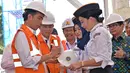 Presiden Jokowi memberi tanda tangan saat meninjau lokasi pembangunan Light Rail Trail (LRT)  zona 1 di Bandar Udara Sultan Mahmud Badaruddin II, Palembang, Sumatera Selatan, Kamis (3/3/2016). (Biro Komunikasi Kemenhub/Daniel Pietersz)