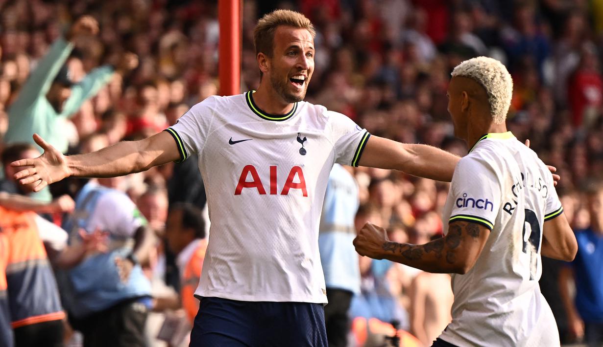 Harry Kane. Striker Inggris berusia 29 tahun yang kini menjalani musim ke-13 bersama Tottenham Hotspur ini tercatat memiliki nilai pasar sebesar 90 juta euro atau setara Rp1,3 triliun. Pengoleksi 3 gelar top skor Liga Inggris ini telah mencetak 6 gol dan 1 assist dalam 7 laga awal Liga Inggris musim 2022/2023 ini. (AFP/Oli Scarff)
