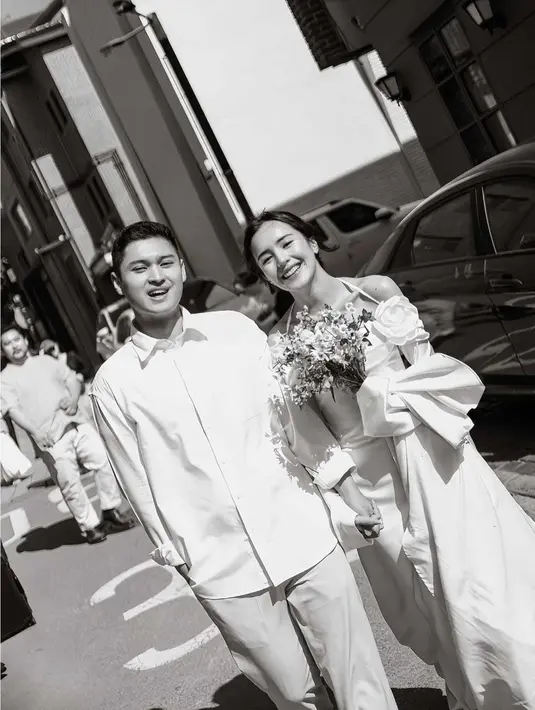 Beby tampil cantik dengan halterstrap dress panjang yang punya detail bunga di dada. Sementara Rizki terlihat semi formal dengan kemeja dan celana chino. [@bebyesofficialreal]