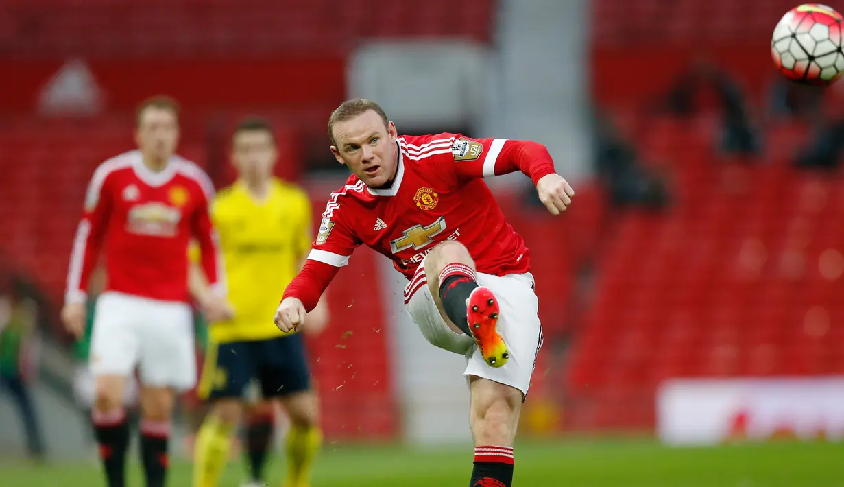 Wayne Rooney saat menendang bola saat pertandingan liga Inggris U-21 melawan Middlesbrough di Old Trafford, (11/4). Wayne Rooney harus bermain dengan MU U-21 dikarenakan usai mengalami cedera beberapa waktu lalu. ( Reuters / Andrew Boyers)