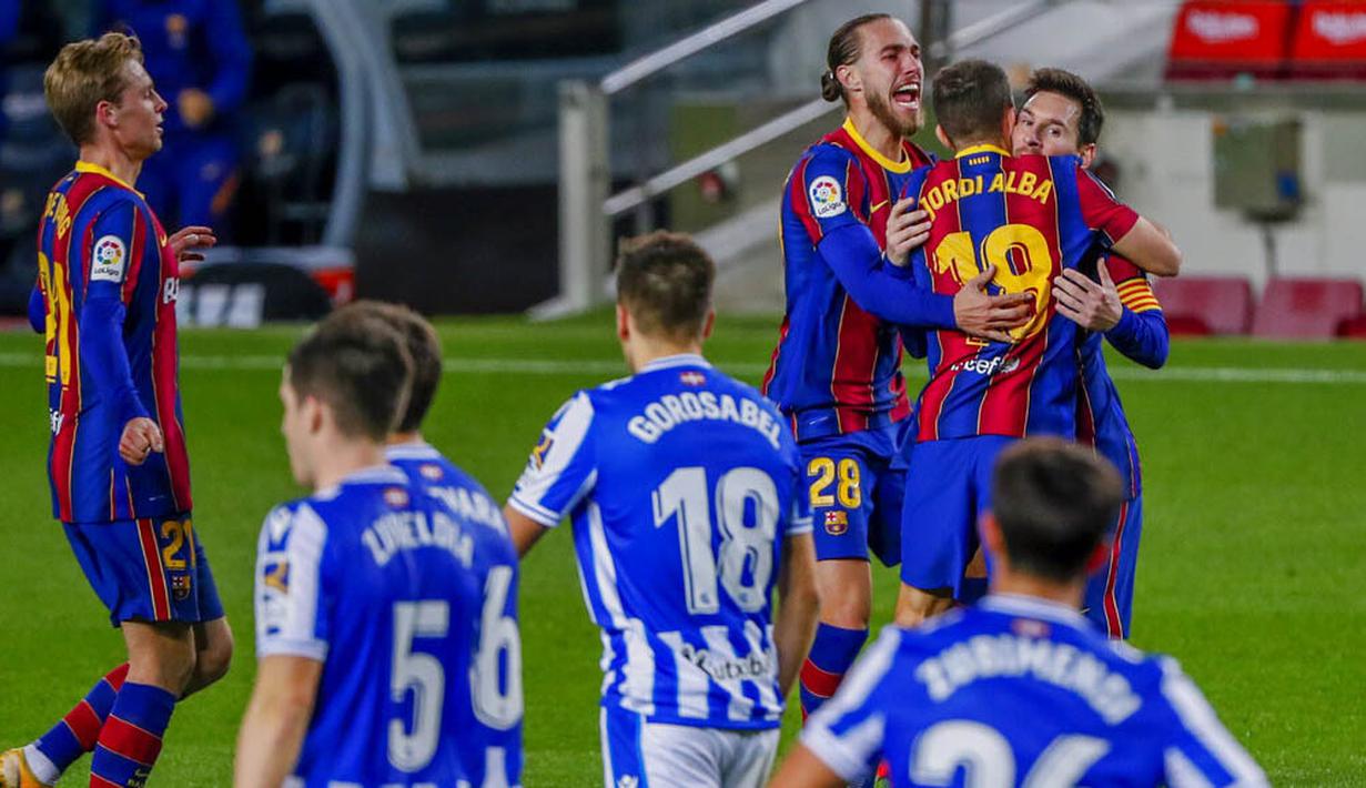 Para pemain Barcelona merayakan gol yang dicetak oleh Jordi Alba ke gawang Real Sociedad pada laga Liga Spanyol di Stadion Camp Nou, Kamis (17/12/2020). Barcelona menang dengan skor 2-1. (AP/Joan Monfort)