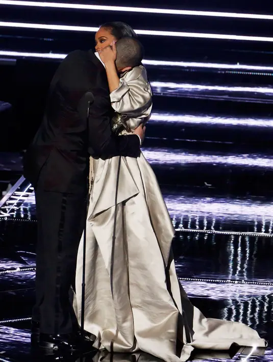 Rihanna saat dipeluk Drake usai memberikan penghargaan Michael Jackson Video Vanguard Award di ajang MTV VMA 2016, New York, AS, (28/8). Rihanna dan Drake terlihat lebih dekat dari sebelumnya. (REUTERS/Lucas Jackson)