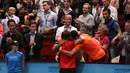 David Ferrer memeluk pelatih, psioterapi, dan sahabatnya yang setia menemani selama turnamen berlangsung di Stadthalle Arena, Wina, Austria, Minggu (25/10/2015) malam WIB. (Bola.com/Reza Khomaini)