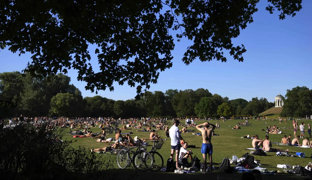 Orang-orang menikmati cuaca musim panas di Taman Englischer Garten, Munich, Jerman, 3 Agustus 2022. (AP Photo/Matthias Schrader)