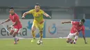 Ilija Spasojevic (tengah) melewati dua pemain Persija Jakarta pada lanjutan Liga 1 2017 di Stadion Patriot Bekasi, Sabtu (12/11/2017). Bhayangkara kalah dari Persija 1-2. (Bola.com/Nicklas Hanoatubun)