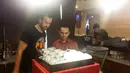 Pemain Pusamania Borneo FC, Goran Gancaev (kiri) belajar menjadi barista sebelum bertanding pada lanjutan Piala Jenderal Sudirman di Surabaya,Sabtu (21/11/2015). (Bola.com/Vitalis Yogi Trisna)