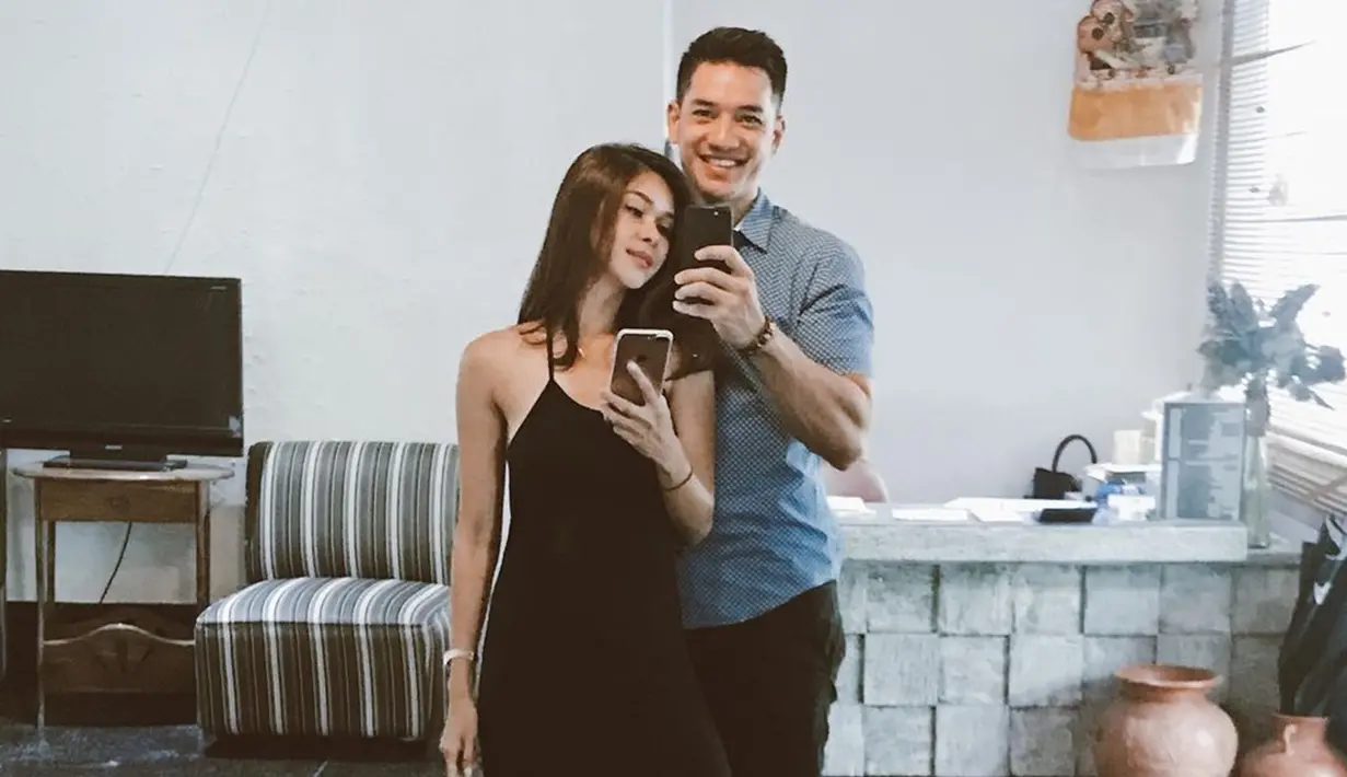 Nana Mirdad sendiri terbilang sering mengunggah mirror selfie di akun Instagram pribadinya. Penampilannya dengan Andrew White satu ini juga menuai pujian netizen. (Liputan6.com/IG/@nanamirdad_)