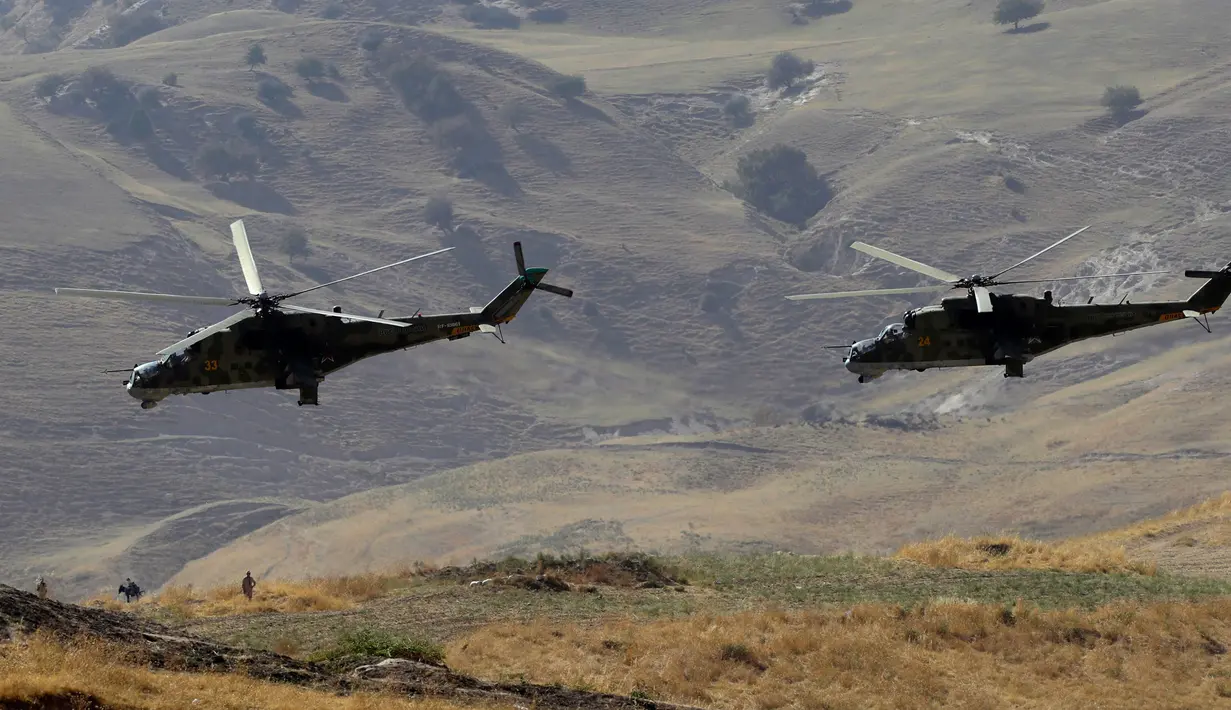 Helikopter militer melintas selama komando strategis dan staf melakukan latihan Center-2019 di lapangan tembak Lyaur, Tajikistan, Rabu (18/9/2019). Prajurit Rusia, Kazakhstan, Kirgistan, Tajikistan, Uzbekistan, India, Pakistan, dan China ikut serta dalam latihan ini. (AP Photo/Grits Sergei)