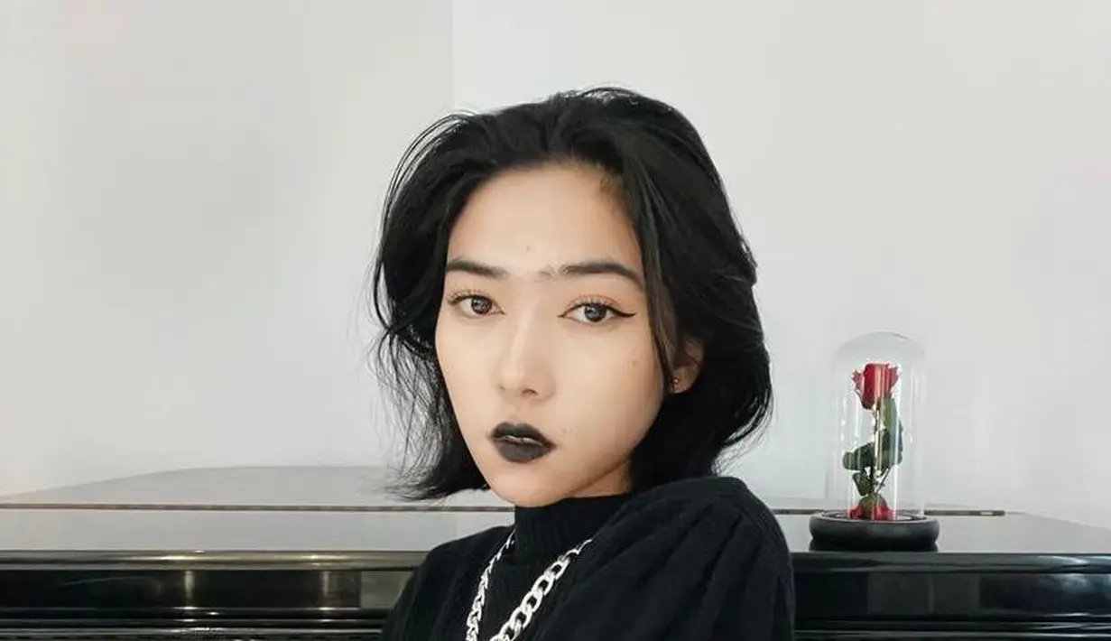 Tampil lebih maskulin, gaya gothic Isyana dengan turtleneck top dan pulasan lipstik hitam pun membuatnya semakin terlihat menawan. (Instagram/isyanasarasvati).