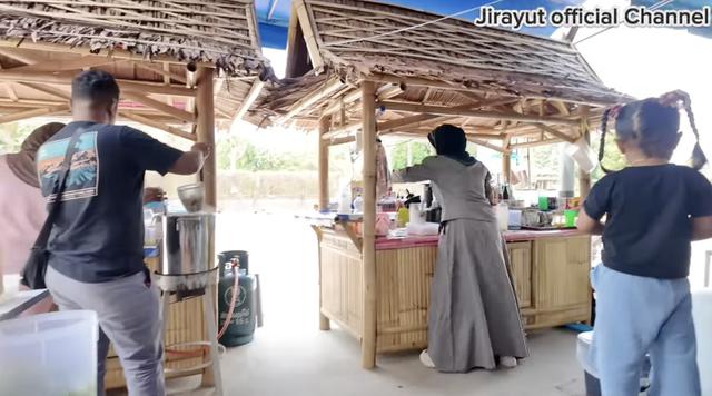 Jirayut buka warung makan di Thailand untuk kemandirian ekonomi keluarga, ini penampakannya
