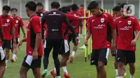 Terdapat beberapa pemain yang belum terlihat bergabung dalam latihan perdana kali ini di antaranya Kakang Rudianto, Hokky Caraka, Rafael Struick, Ivar Jenner, Tim Geypens, Dion Markx, dan Adrian Wibowo. (Liputan6.com/Helmi Fithriansyah)