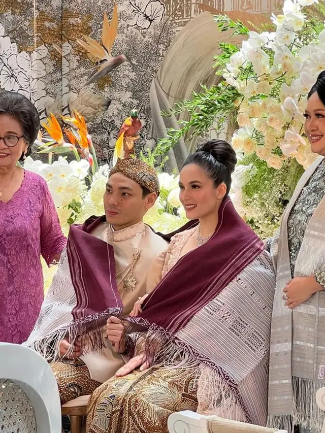 6 Potret Pertunangan Chelsea Islan dan Rob Clinton, Digelar Tertutup Hanya Dihadiri Keluarga