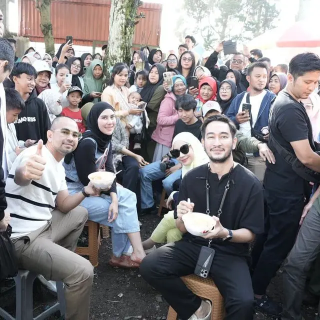 7 Potret Aktivitas Syahnaz Dampingi Jeje Govinda Kunjungi Warga Jawa Barat