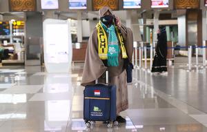 Jemaah umrah asal Indonesia saat berada di bandara Soekarno Hatta, Tangerang, Minggu (1/11/2020). Sementara itu Kementerian Agama memastikan jamaah Indonesia mulai bertolak ke Arab Saudi untuk melaksanakan ibadah umroh di dua kota suci Mekah dan Madinah mulai hari ini. (Liputan6.com/Angga Yuniar)