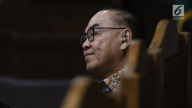 Terdakwa suap pembangunan PLTU Riau-1 Johannes Budisutrisno Kotjo menyimak keterangan saksi saat sidang lanjutan di Pengadilan Tipikor, Jakarta, Kamis (18/10). Sidang mendengar keterangan empat orang saksi. (Liputan6.com/Helmi Fithriansyah)