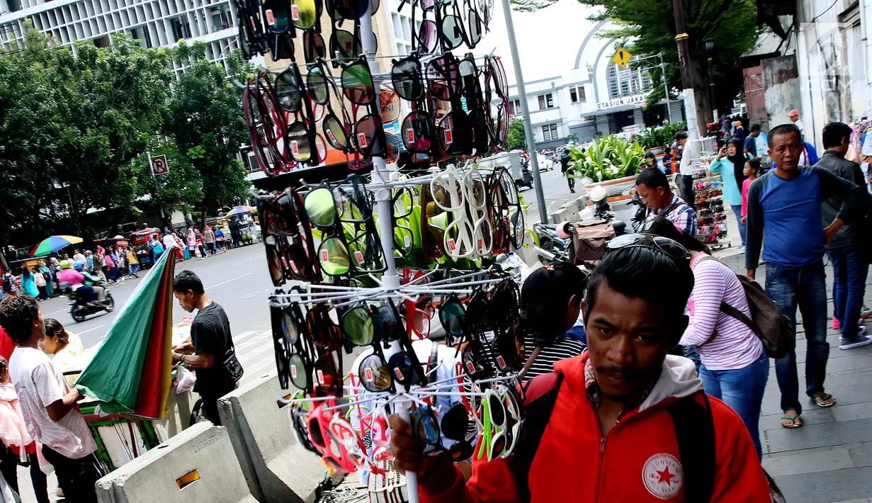 Pedagang kacamata berjualan di kawasan Kota Tua, Jakarta Selasa (2/1). Suasana libur tahun baru dimanfaatkan pedagang untuk menggelar dagangannya di kawasan tersebut. (Liputan6.com/Johan Tallo)