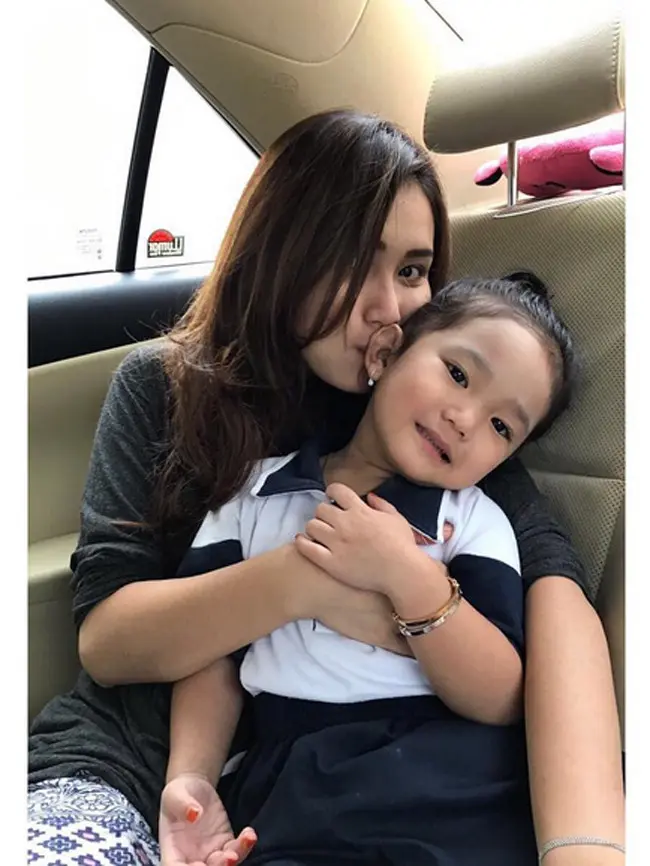 Ayu Ting Ting bersama putrinya, Bilqis (Instagram)