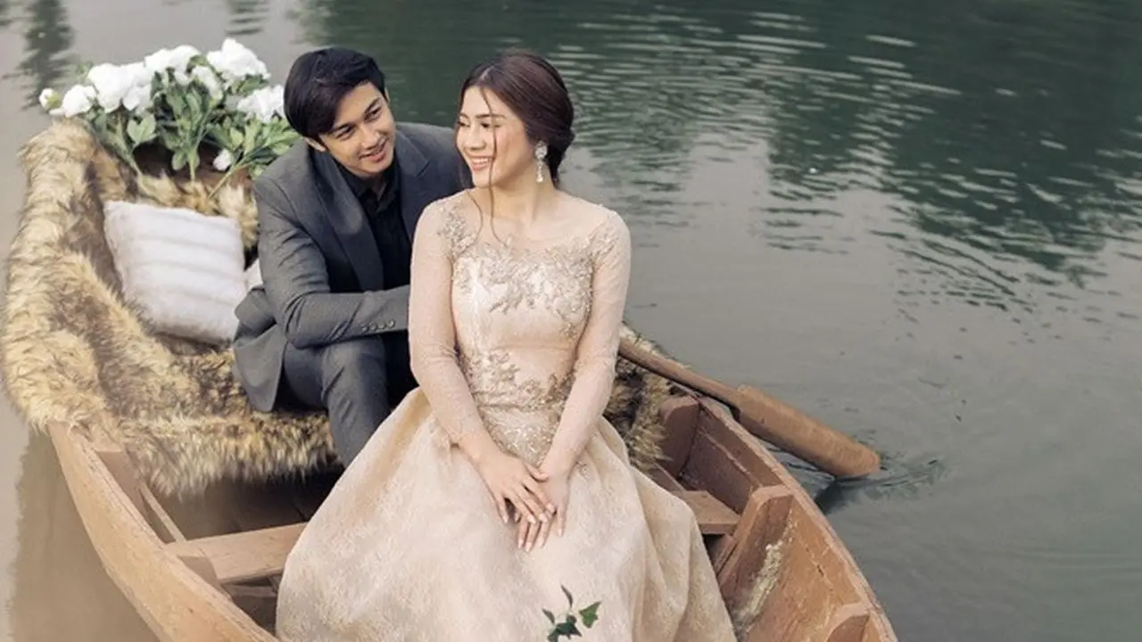 6 Gaya Prewedding Felicya Angelista dan Caesar Hito di Atas Perahu, Romantis