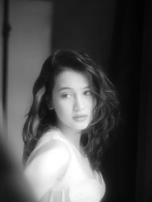 Rambutnya pun ditata dengan gaya wavy layer yang sempat eksis di era 80an [@sandrinna_11]