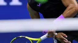 Petenis Spanyol, Rafael Nadal melakukan pukulan ke arah petenis Australia, John Millman pada babak pertama AS Terbuka 2019 di USTA Billie Jean King National Tennis Center, Kamis (27/8/2019). Unggulan kedua asal Spanyol itu menang 6-3, 6-2, 6-2 dalam waktu kurang dari dua jam. (AP/Adam Hunger)