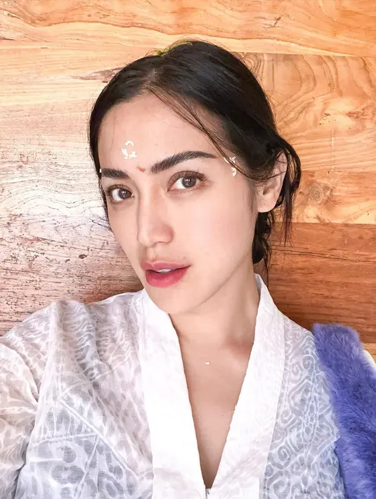 Melukat jadi tradisi di Bali yang belakangan dilakukan masyarakat sebagai bentuk pembersihan diri. Artis Jessica Iskandar pun turut melakukan ritual melukat di Bali. [instagram/inijedar]