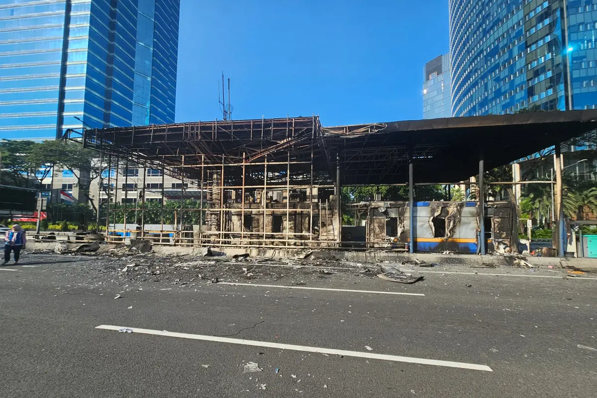 Total sebanyak tujuh gerbang tol dibakar massa pada aksi demo di Jakarta Jumat 29 Agustus 2025.