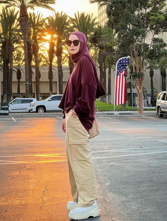 Karena gayanya mirip model profesional, Zaskia Adya Mecca buru-buru mengklarifikasi bahwa ini bukan sesi pemotretan New York Fashion Week melainkan LA Meccanism Week, merujuk pada lini busana miliknya sendiri. “Gak new york fashion week , tapi LA meccanism week ini. Kebetulan banget lagi summer, bahkan panasnya lebih dari jakarta.. ga perlu jajan baju yang proper buat kesini, bawa jilbab, celana juga baju2 sample terbaru Meccanism Indonesia kelar deh,” selorohnya. (Foto: Dok. Instagram @zaskiadyamecca)