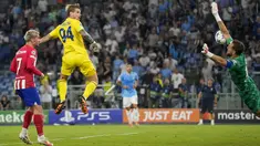 Kiper Lazio Ivan Provedel (kedua kiri) mencetak gol pembuka timnya saat menjamu Atletico Madrid pada Matchday 1 Liga Champions di Stadio Olimpico, Rabu (20/9/2023) dini hari WIB. (AP Photo/Andrew Medichini)