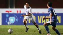 Serangan balik cepat dari Arema FC berbuah manis ketika tendangan keras Dendi Santoso pada menit ke-17 dapat menjebol gawang Persib Bandung. (Bola.com/Bagaskara Lazuardi)