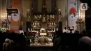 Pastor Kepala Gereja Katedral Jakarta, Albertus Hani Rudi Hartoko SJ memimpin Misa Malam Natal 2022 di Gereja Katedral Jakarta, Sabtu (24/12/2022). Gereja Katedral Jakarta menggelar dua jadwal misa yakni Misa Malam Natal dan Misa Natal. Kedua misa tersebut akan dilangsungkan dengan jadwal yang berbeda pada 24 dan 25 Desember 2022. (Liputan6.com/Helmi Fithriansyah)