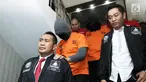 Tersangka DM dan DMT (Dominggus Marcello Tahitoe) saat di bawa pada rilis penangkapan narkoba di Polres Jakarta Selatan, Jumat (11/8). Ello ditetapkan sebagai tersangka kepemilikan narkoba 2 paket ganja dibawah 5 gram. (Liputan6.com/Herman Zakharia)