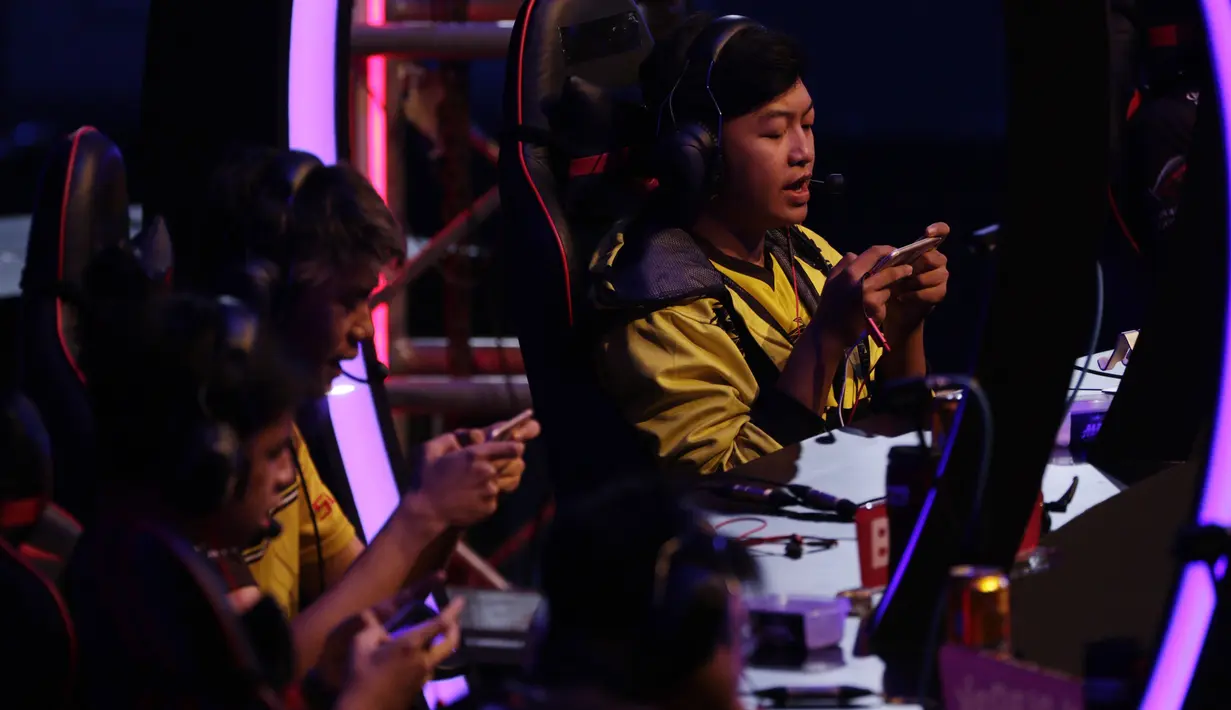 Tim e-Sports, Onic, tampak fokus saat melawan Louvre pada Grand Final Turnamen Mobile Legends: Bang Bang Profesional League (MPL) Indonesia Season 3 di Britama Arena, Jakarta, Jumat (3/5). Onic menang 3-0 atas Louvre. (Bola.com/Vitalis Yogi Trisna)