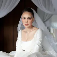 Lihat di sini tampilan mewah Luna Maya di momen sumpah pernikahan. [@archangelachelsea].