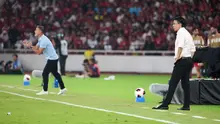 Pelatih Timnas Malaysia, Tan Cheng Hoe, dan pelatih Timnas Indonesia, John Herdman, dalam duel Grup B FIFA ASEAN Cup 2026 di Stadion Utama Gelora Bung Karno (SUGBK), Jakarta, Senin (28/9/2026). (Bola.com/Budy Santoso)