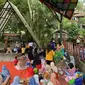 Wisatawan menggelar papajar di Aku Cantik Villa Sukabumi (Liputan6.com/Fira Syahrin).