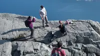 Aksi nekat bayi yang difoto dari tepi tebing setinggi 604 meter terekam kamera wisatawan.