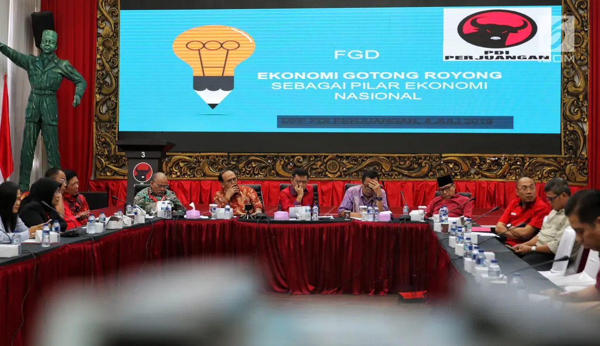 Suasana focus group discussion (FGD) yang digelar sejumlah kader PDIP dengan tema 'Ekonomi Gotong sebagai Pilar Ekonomi Nasional' " di Jakarta, Kamis (04/7/2019). FGD dilakukan untuk merumuskan langkah ekonomi yang akan dibawa dalam Kongres V PDIP pada Agustus 2019. (Liputan6.com/JohanTallo)