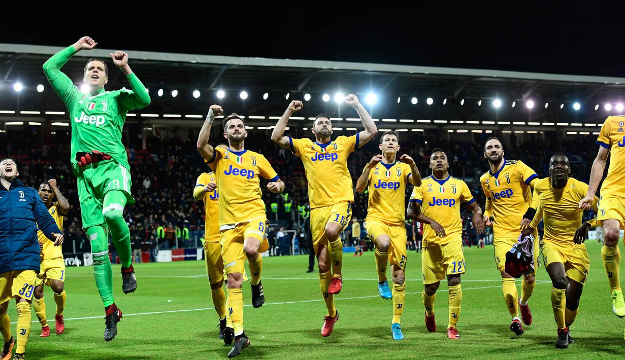 Para pemain Juventus merayakan kemenangan atas Cagliari pada laga Serie A Italia di Stadion Sardegna, Cagliari, Sabtu (6/1/2018). Cagliari kalah 0-1 dari Juventus. (AFP/Miguel Medina)