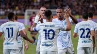 Penyerang Inter, Lautaro Martinez (tengah), merayakan golnya dalam laga Serie A antara Cagliari dan Inter di Unipol Domus, Cagliari, Sardinia, Italia, Sabtu, 27 September 2025. (Gianluca Zuddas/LaPresse via AP)