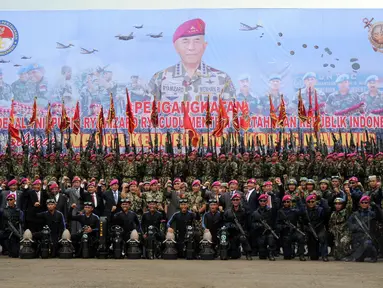 Menteri Pertahanan Jenderal TNI Purnawirawan Ryamizard Ryacudu berfoto bersama dengan prajurit Korps Marinir, Jakarta, (9/12/2014). (Liputan6.com/Helmi Fithriansyah)