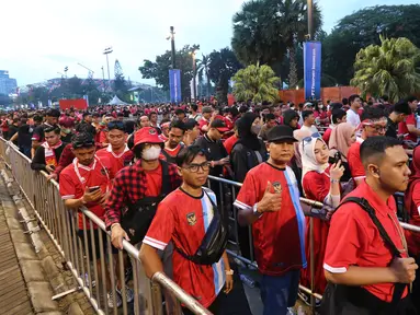 Antrean suporter untuk memasuki Stadion Utama Gelora Bung Karno (SUGBK), Jakarta, Senin (19/6/2023). Mereka akan menyaksikan laga antara Timnas Indonesia vs Argentina. (Bola.com/M. Iqbal Ichsan)
