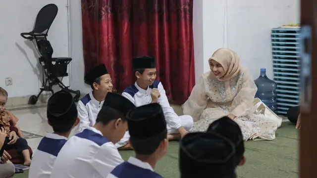 6 Potret Erina Gudono dan Kaesang Buka Puasa Bersama Anak Yatim, Banjir Pujian