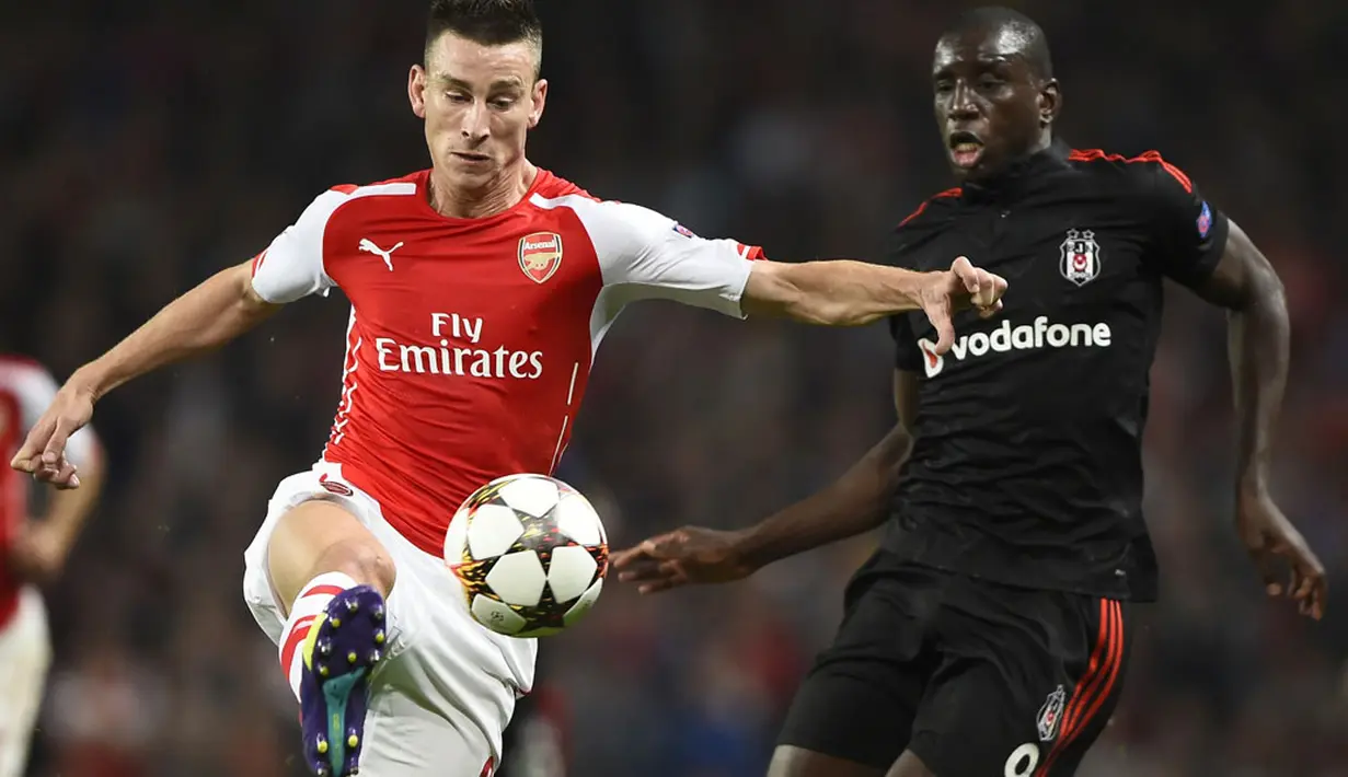 Bek Arsenal, Laurent Koscielny (kiri), mencoba berebut bola dengan penyerang Besiktas, Demba Ba, saat berlaga di ajang play-off Liga Champions di Stadion Emirates, London, (28/8/2014). (REUTERS/Dylan Martinez)