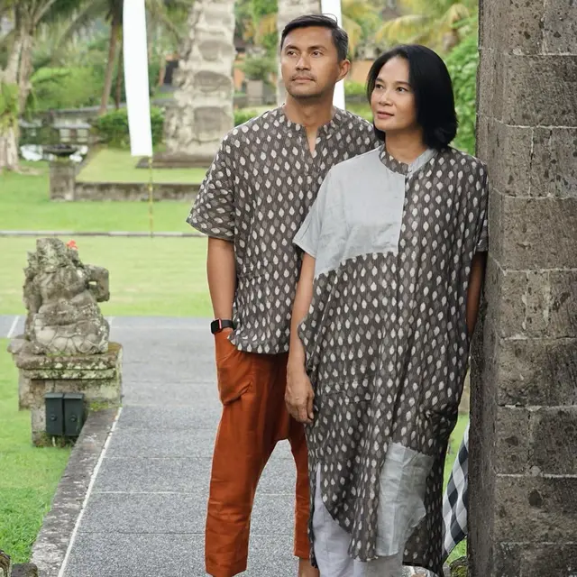 Bak Pasangan Muda, Ini 6 Potret Anjasmara dan Istri Pakai Baju Couple